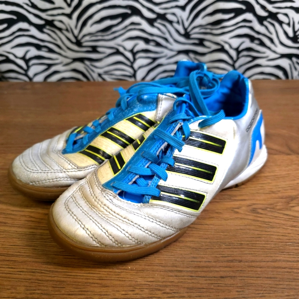 AUCN 0519 Thrifted Youth Boys Sz. 2 Adidas Predator Soccer Shoes GWOSLOO.94
